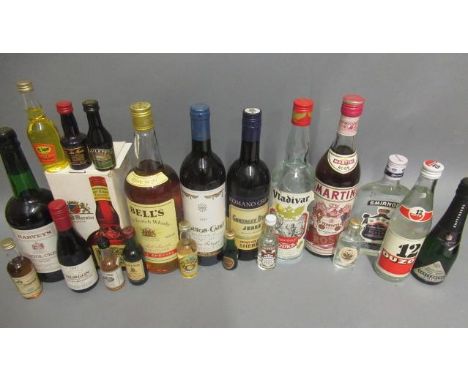 2 boxes of mixed alcohol, including 1 boxed Grand Marnier, 1 1985 Mouton Cadet, 1 vintage Bell's Extra Special Scotch Whisky,