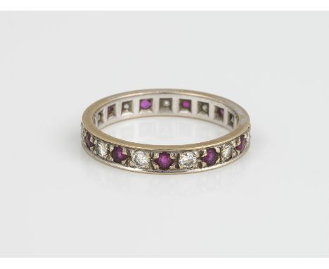RUBIN MEMOIRE RING WG, GG 585. Rinngmaß 57. Ges.-Gew.: 3,12 g. 11 Rubine, zusammen ca. 0.44 ct; 11 Brillanten, zusammen ca. 0