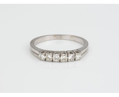 BRILLANT RING WG 585. Ringmaß 54. Ges.-Gew.: 2,55 g. Sechs Brillanten, zusammen ca. 0.32 ct (Carat Angabe innen greviert).