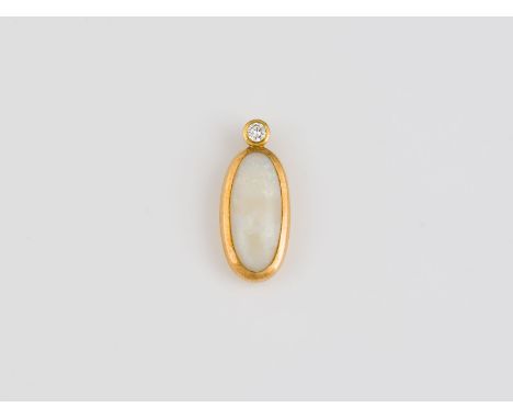 OPAL BRILLANT ANHÄNGER GG 585. L.   2,4 cm. Ges.-Gew.: ca. 3,8 g. Ein Opal, ca. 17,5 x 7,6 x 3,7 mm, ein Brillant, ca. 0.10 c