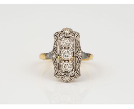 ART DÉCO RING GG 585, Pt. Ringmaß 54. Ges.-Gew.: 4,46 g. Fünf Brillanten, zusammen ca. 0.33 ct; zwei Diamanten im Achtkant Sc