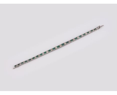 ART DÉCO SMARAGD ARMBAND WG 585, Pt. L. 16 cm. Ges.-Gew.: 15.11g. 21 Smaragde und 22 Diamanten im Smaragd/Emerald Schliff, in