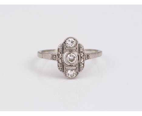 ART DÉCO RING WG 585. Ringmaß 54. Ges.-Gew.: 2,19 g. Drei Diamanten im Altschliff, zusammen ca. 0.16 ct; 10 Diamantrosen