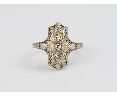 DIAMANT RING GG, WG 750. Ringmaß ca. 55. Ges.-Gew.: ca. 2,4. Drei Diamanten im 8/8-Schliff, zus. ca. 1.11 ct.