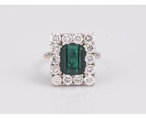SMARAGD RING WG 750. Ringmaß 50. Ges.-Gew.: 6,10 g. Ein Smaragd im Smaragd/Emerald Schliff, ca. 3.60 ct; 14 Brillanten, zusam