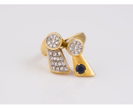 SAPHIR RING GG 750. Ringmaß 58. Ges.-Gew.: 8,23 g. Ein Saphir ca. 0.25 ct; 33 Diamanten im Achtkant Schliff, zusammen ca. 0.3