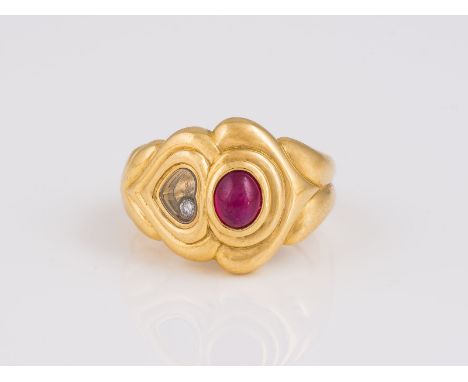 "CHOPARD - HAPPY DIAMONDS" RING GG 750. Ringmaß 54. Ges.-Gew.: 13,97 g. Chopard "Happy Diamonds" Rinng mit einem Rubin Caboch
