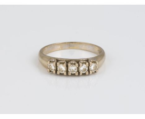 BRILLANT RING GG 750. Ringmaß 58.5. Ges.-Gew.: 4,06 g. Fünf Brillanten, zusammen ca. 0.37 ct