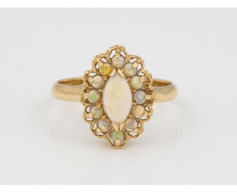OPAL RING GG 585. Ringmaß 62. Ges.-Gew.: 4,68 g. Ein Marquise-förmiger Opal Cabochon ca. 10,50 x 4,90 mm; 12 runde Opal Caboc