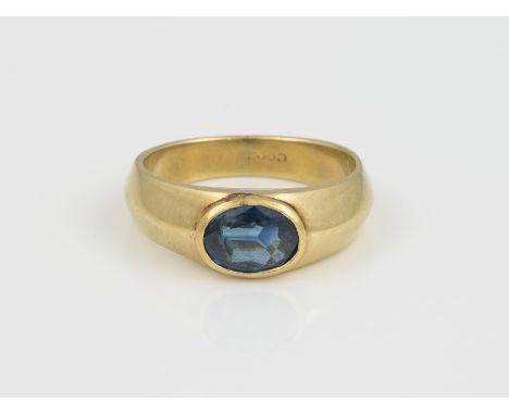 SAPHIR RING GG 585. Ringmaß ca. 54.5. Ges.-Gew.: 6,86 g. Ein oval facettierter Saphir ca. 1.46 ct.
