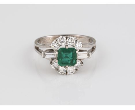 SMARAGD DIAMANT RING WG 585. Ringmaß ca. 54,5. Ges.-Gew.: ca. 4,47 g. Ein Smaragd im Emerald Cut, ca. 0.87 ct; 10 Diamanten i