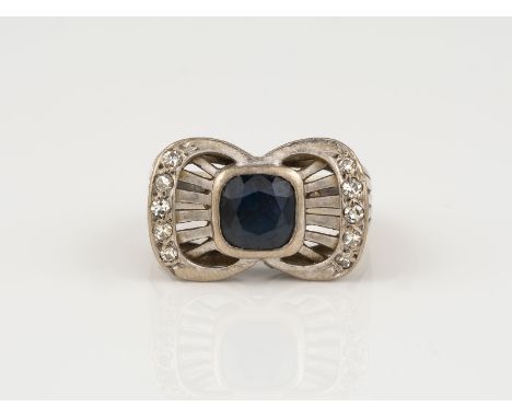SAPHIR RING WG 585. Ringmaß ca. 49.5. Ges.-Gew.: 6,74 g. Ein facettierter Saphir im Kissen Schliff, ca. 6,55 x 6,47 mm; 10 Di