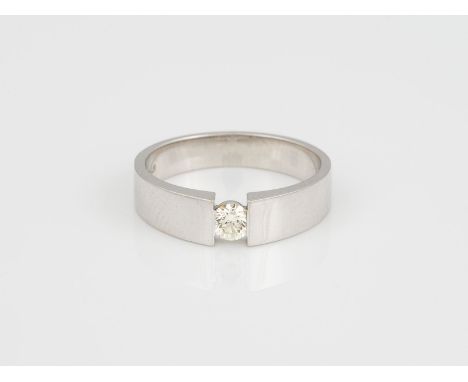 BRILLANT RING WG 585. Ringmaß ca. 49.5. Ges.-Gew.: 3,63 g. Ein Brillant ca. 0.15 ct (Carat Angabe innen graviert)