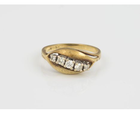 DIAMANT RING GG 585. Ringmaß ca. 55. Ges.-Gew.: ca. 2,9 g. Fünf Diamanten im Brillant- und 8/8-Schliff, zusammen ca. 0.30 ct 