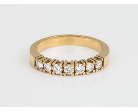 BRILLANT RING GG 585. Ringmaß ca. 55. Ges.-Gew.: ca. 4,0 g. Siebe Brillanten, zus. ca. 0.42 ct.