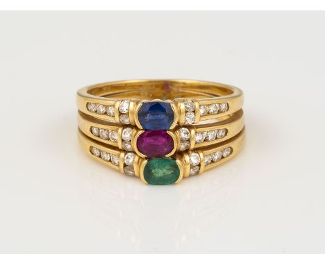 TRICOLOR RING GG 585. Ringmaß 51. Ges.-Gew.: 4,76 g. Ein oval facettierter Smaragd, Saphir und RUbin, jeweils ca. 0.14 ct; 30