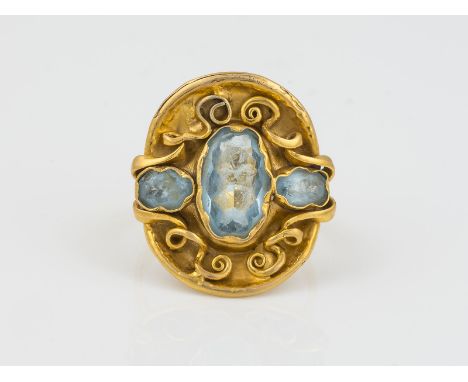 AQUAMARIN RING GG 750. Ringmaß 57. Ges.-Gew.: 5,77 g. Drei oval facettierte Aquamarine, Mittelstein ca. 12,50 x 7,60 mm und S