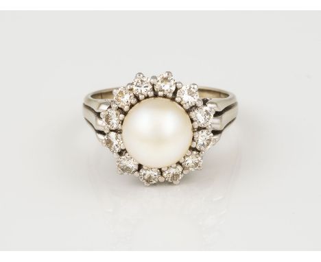 PERLEN RING WG 585. Ringmaß ca. 53.5. Ges.-Gew.: 6,21 g. Eine Perle D. 8,38 mm; 12 Brillanten, zusammen ca. 0.60 ct. Hinten i