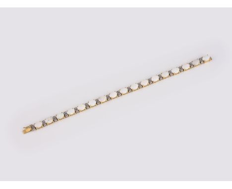 OPAL ARMBAND GG, WG 585. L. 18,5 cm. Ges.-Gew.: 14,23 g. 17 ovale Opal Cabochons, jeweils ca. 8 x 6 mm; 34 Diamanten im Achtk