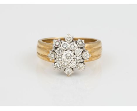 BRILLANT RING GG, WG 585. Ringmaß ca. 55. Ges.-Gew.: ca. 6,9 g. 17 Brillanten, zusammen ca. 0.85 ct.