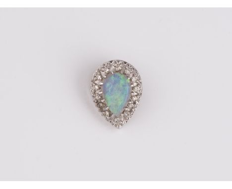 OPAL ANHÄNGER MIT DIAMANTEN WG 585. L. 1,5 cm. Ges.-Gew.: ca. 2,9 g. Ein Opal im tropfenförmigen Cabochonschliff, ca. 9,5 x 6