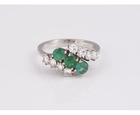 SMARAGD RING WG 585. Ringmaß 57. Ges.-Gew.: 4,24 g. Drei Smaragde, zusammen ca. 0.65 ct; acht Brillanten, zusammen ca. 0.80 c