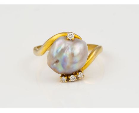 PERLEN RING GG 585. Ringmaß ca. 57.5. Ges.-Gew.: 4,15 g. Eine Barockperle; vier Brillanten, zusammen ca 0.04 ct.