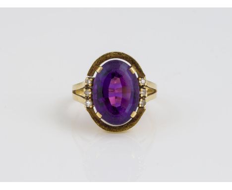 AMETHYST RING GG 585. Ringmaß 52. Ges.-Gew.: 4,86 g. Ein oval facettierter Amethyst ca. 13,85 x 10,00 mm; sechs Diamanten im 