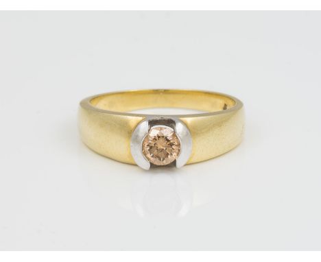 BRILLANT RING GG, WG 585. Ringmaß ca. 60. Ges.-Gew.: ca. 7,1 g. Ein Brillant, braun getönt, ca. 0.50 ct.