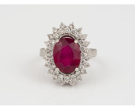 RUBIN RING WG 750. Ringmaß 56. Ges.-Gew.: 9,43 g. Ein oval facettierter Rubin ca. 5.16 ct, reinheitsverbessert; 40 Brillanten