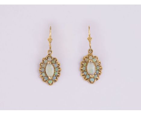 PAAR OPAL OHRHÄNGER GG 585. L. 3,5 cm. Ges.-Gew.: ca. 4,7 g. Runde und ovale Opal-Cabochons.