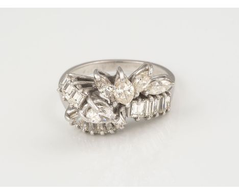 DIAMANT RING WG 585. Ringmaß 55. Ges.-Gew.: 4,39 g. Diamanten im Tropfen-, Navette/Marquise-, Trapez und Baguetteschliff, zus