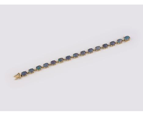 OPAL ARMBAND GG 585. L 18,5 cm. Ges.-Gew.: ca. 20,2 g. 15 ovale Opal-Tripletten, jeweils ca. 8,9 x 7,1 mm.