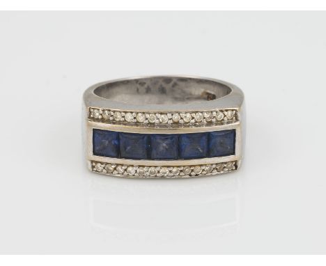 EDELSTEIN RING WG 750. Ringmaß ca. 58. Ges.-Gew.: ca. 12,9 g. Fünf Saphire, zusammen ca. 1.20 ct; 26 Diamanten, zusammen ca. 