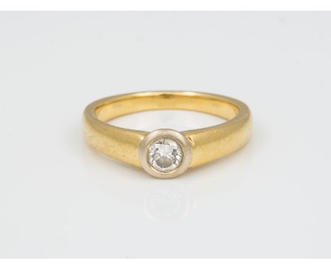 BRILLANT RING GG 750. Ringmaß ca. 59. Ges.-Gew.: 7,39 g. Ein Brillant ca. 0.30 ct.