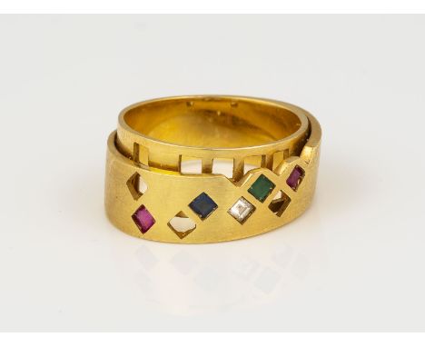TRICOLOR RING GG 750. Ringmaß 54. Ges.-Gew.: 9,24 g. Zwei Rubine, ein Smaragd, ein Saphir und ein Diamant, alle im Carrée Sch