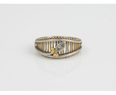DIAMANT RING Pt 950, GG 750. Ringmaß 50.5. Ges.-Gew.: 5,88 g. Zwei Brillanten und ein Diamant im Navette/Marquise Schliff, zu