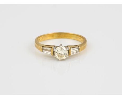 DIAMANT RING GG, WG 750. Ringmaß ca. 53. Ges.-Gew.: ca. 2,5 g. Ein Brillant und vier Diamanten im Trapezschliff, zusammen ca.