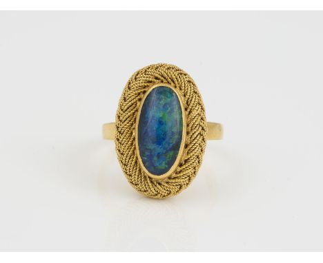 OPAL RING GG 750. Ringmaß 55. Ges.-Gew.: 6,13 g. Eine Opal Triplette ca. 13,91 x 7,08 mm