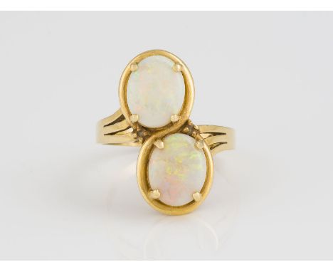 OPAL RING GG 585. Ringmaß ca. 57. Ges.-Gew.: ca. 5,1 g. Zwei Opale, ca. 9,7 x 8,1 x 2,6 mm.