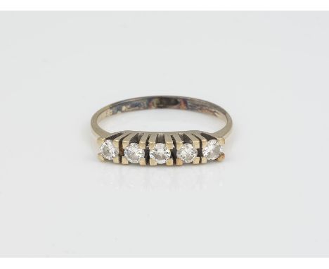 BRILLANT RING WG 585. Ringmaß 52. Ges.-Gew.: 1,89 G. Fünf Brillanten, zusammen ca. 0.26 ct.