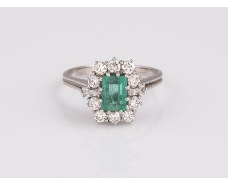 SMARAGD RING WG 750. Ringmaß 57. Ges.-Gew.: 4,74 g. 18 Smaragde, zusammen ca. 0.63 ct; 10 Brillanten, zusammen ca. 0.40 ct