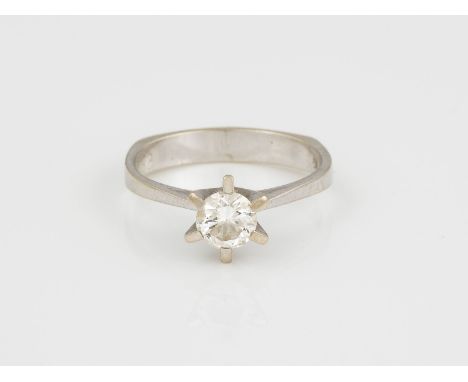 BRILLANT RING WG 585. Ringmaß 53. Ges.-Gew.: 2,80 g. Ein Brillant ca. 0.53 ct (Carat Angabe innen graviert)