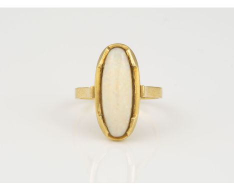 OPAL RING GG 585. Ringmaß 53. Ges.-Gew.: 3.86 g. Ein ovaler Opal Cabochon, ca. 18,60 x 6,70 mm.