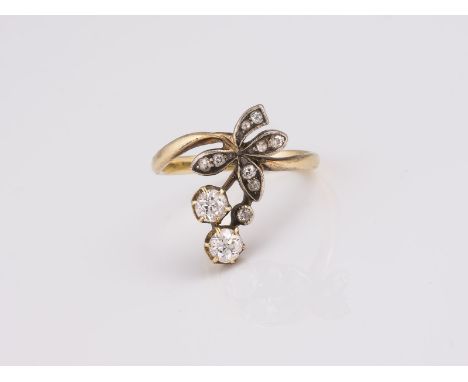 ANTIKER RING GG 585. Ringmaß 57. Ges.-Gew.: 3,94 g. Zwei Diamanten im Altschliff und 13 Diamanten im Achtkant- und Rosenschli