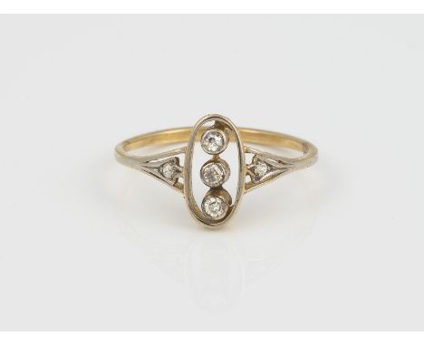 ART DÉCO RING GG, WG 585. Ringmaß 54. Ges.-Gew.: 1,61 g. Fünf Diamanten im Achtkant Schliff, zusammen ca. 0.08 ct.