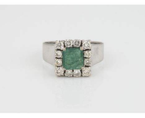 EDELSTEIN RING WG 585. Ringmaß ca. 52. Ges.-Gew.: ca. 5,9 g. Ein Smaragd, ca. 0.70 ct; 12 Brillanten, zusammen ca. 0.55 ct. M