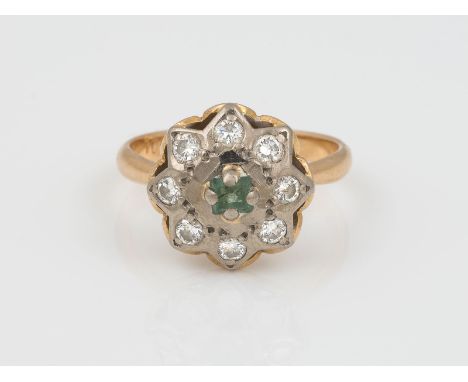 SMARAGD RING RG, WG 583. Ringmaß 58. Ges.-Gew.: 5,23 g. Ein Smaragd im Baguette Schliff, 3,60 x 3,16 mm; acht Brillanten, zus
