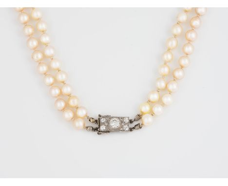 PERLEN COLLIER MIT ART DÉCO SCHLIESSE WG 750, Pt. L. 52,5 cm. Ges.-Gew.: ca. 67,8 g. Zweireihiges Collier, D. der Perlen ca. 
