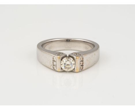 BRILLANT RING WG 750. Ringmaß 51. Ges.-Gew.: 8,36 g. Ein Brillant ca. 0.34 ct; 14 Brillanten, zusammen 0.07 ct.